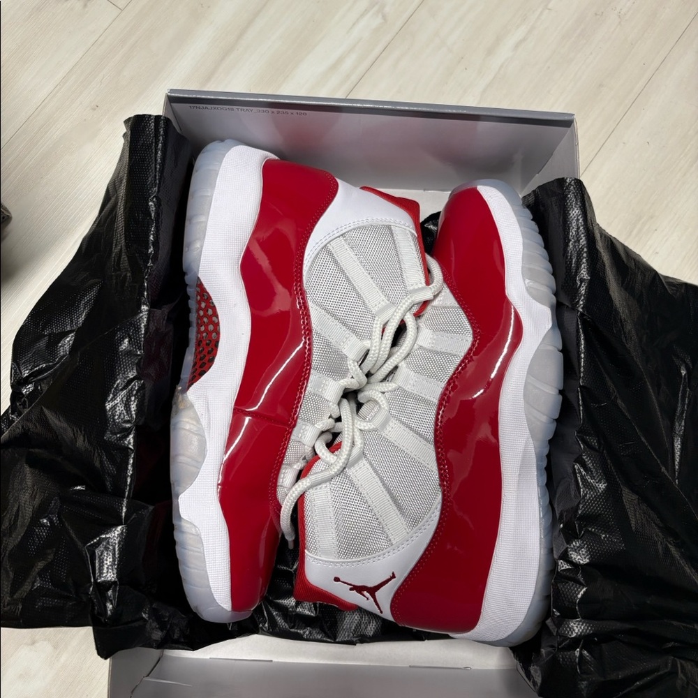 Jordan retro 11 cherry